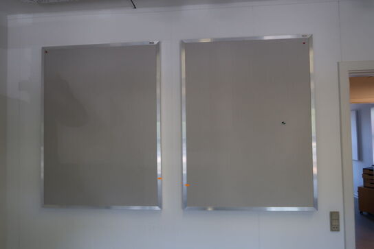 2 stk. reoler, whiteboard, opslagstavler m.m.