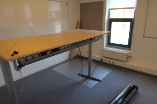 El. hæve/sænke skrivebord KINNARPS, whiteboard, opslagstavle m.m.