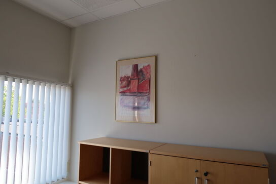 El. hæve/sænke skrivebord KINNARPS, reol, whiteboard m.m.