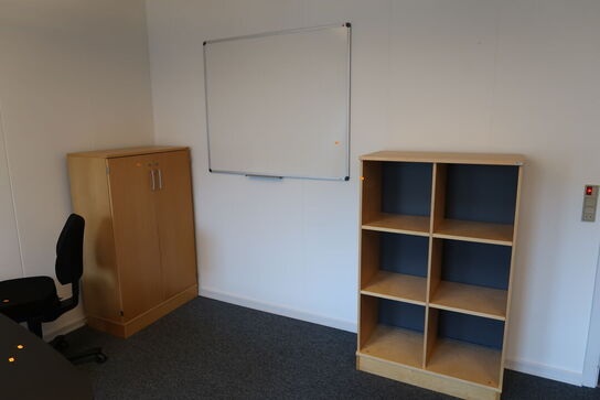 4 stk. skabe/reoler KINNARPS samt whiteboard m.m.