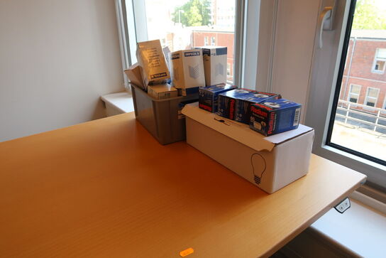Barbord, elefantfod, el. hæve/sænke skrivebord KINNARPS, reol uden indhold