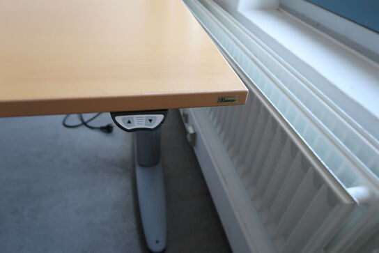 El. hæve/sænke skrivebord KINNARPS, skuffemodul, whiteboard m.m.