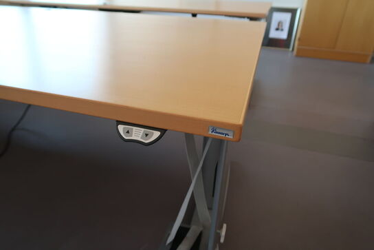 2 stk. el. hæve/sænke skriveborde KINNARPS, reoler, bord, whiteboard m.m.