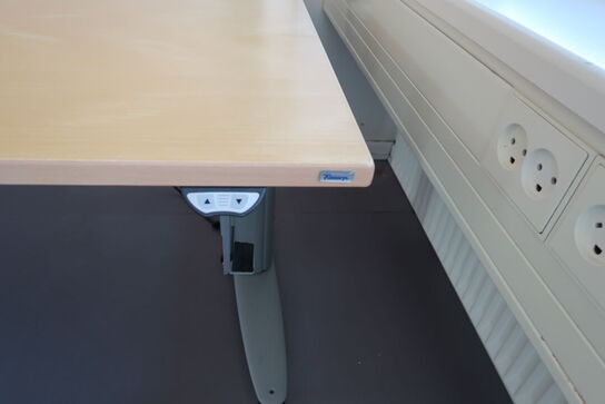 2 stk. el. hæve/sænke skriveborde KINNARPS, reoler, bord, whiteboard m.m.