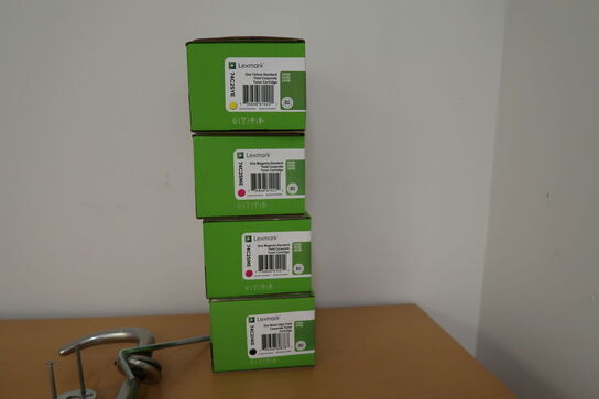 Reol, toner, bord samt trappestige