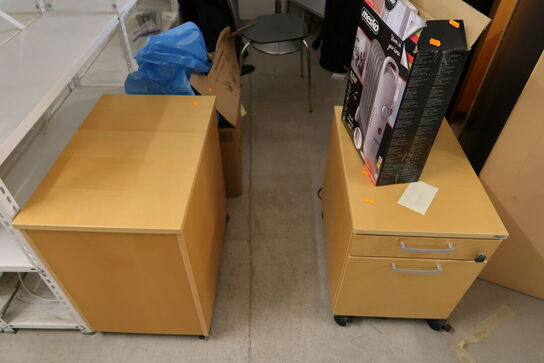 2 stk. skuffemoduler, elradiator, 3 stk. skrivebordslamper FLOS