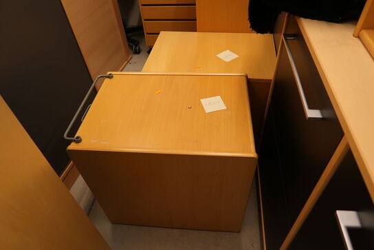 2 stk. reoler, bord, 2 stk. skuffemoduler, skab KINNARPS, kontorstol m.m.
