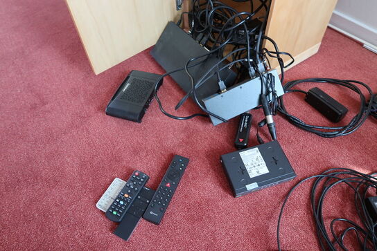 Konferencekame POLYCOM EagleEye MPTZ-B, switch EXTRON SW2 HD 4K m.m. (se billeder)