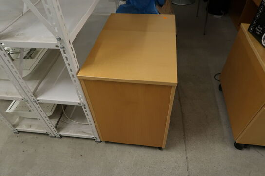 2 stk. skuffemoduler, elradiator, 3 stk. skrivebordslamper FLOS