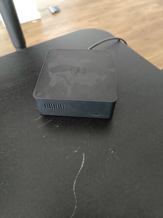 El-hæve/sænkebord IKEA, kontorstol, dock, DELL, skærm LG 23"