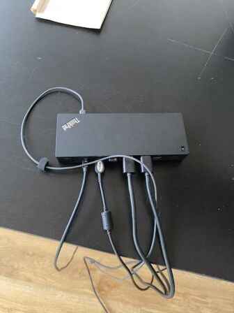 El-hæve/sænkebord IKEA, kontorstol, dock, LENOVO, skærm DELL 23"