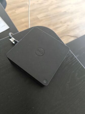 El-hæve/sænkebord IKEA, kontorstol, dock, DELL, skærm DELL 23"