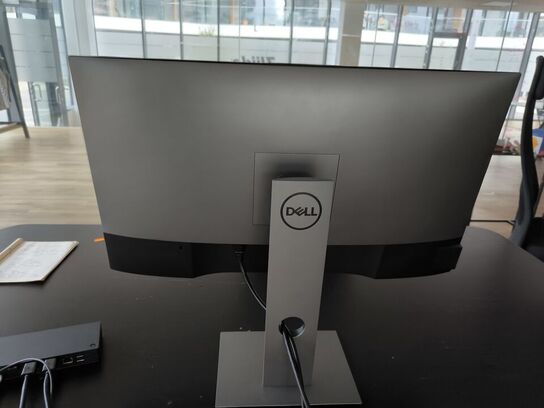 El-hæve/sænkebord IKEA, kontorstol, dock, LENOVO, skærm DELL 23"