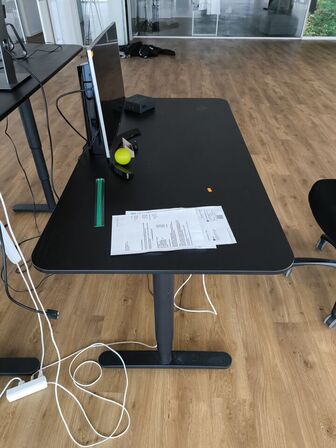 El-hæve/sænkebord IKEA, kontorstol, dock, DELL, skærm LG 23"