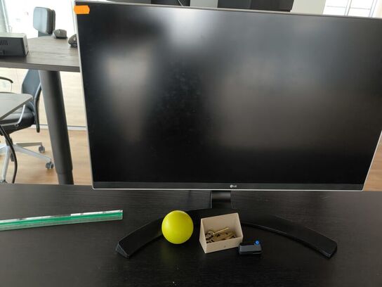 El-hæve/sænkebord IKEA, kontorstol, dock, DELL, skærm LG 23"