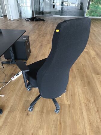 El-hæve/sænkebord IKEA, kontorstol, dock, DELL, skærm LG 23"