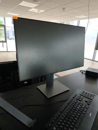 El-hæve/sænkebord IKEA, kontorstol, dock, DELL, skærm DELL 23"