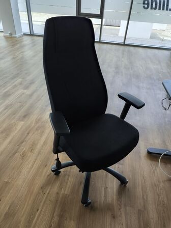 El-hæve/sænkebord IKEA, kontorstol, dock, DELL, skærm LG 23"