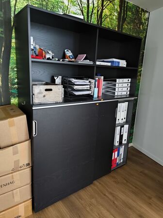 Reol med indhold (se beskrivelse)