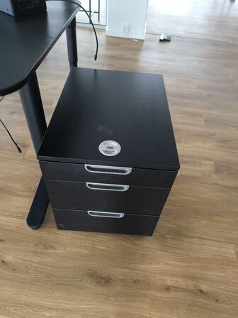El-hæve/sænkebord IKEA, kontorstol, dock, DELL, skærm LG 23"