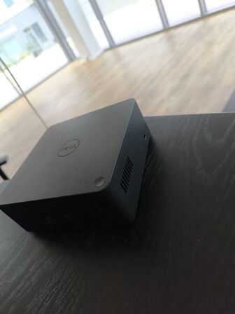 El-hæve/sænkebord IKEA, kontorstol, dock, DELL, skærm DELL 23"