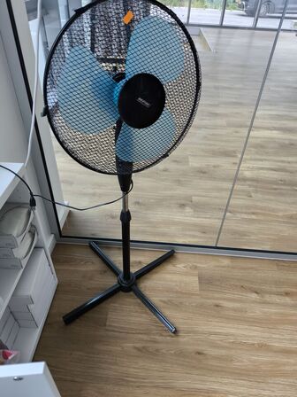Reol og skab med indhold samt ventilator