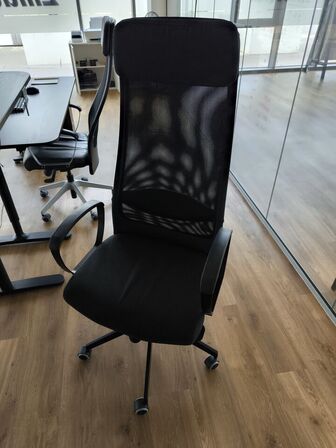 El-hæve/sænkebord IKEA, kontorstol, dock, DELL, skærm DELL 23"