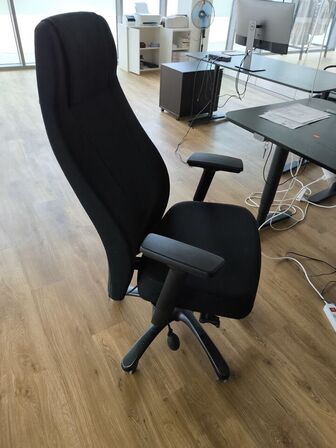 El-hæve/sænkebord IKEA, kontorstol, dock, DELL, skærm LG 23"