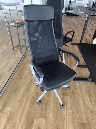 El-hæve/sænkebord IKEA, kontorstol, dock, LENOVO, skærm DELL 23"
