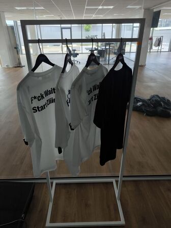 Tøjsttiv med indhold