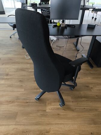 El-hæve/sænkebord IKEA, kontorstol, dock, DELL, skærm LG 23"