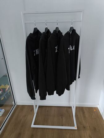 Tøjstativ med indhold
