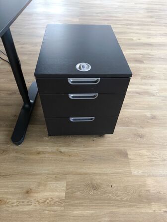 El-hæve/sænkebord IKEA, kontorstol, dock, LENOVO, skærm DELL 23"