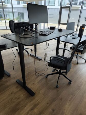 El-hæve/sænkebord IKEA, kontorstol, dock, DELL, skærm DELL 23"