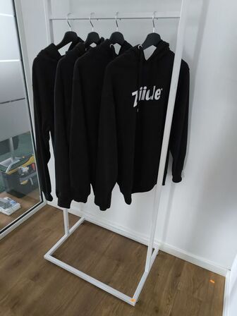 Tøjstativ med indhold