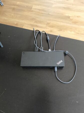 El-hæve/sænkebord IKEA, kontorstol, dock, LENOVO, skærm DELL 23"