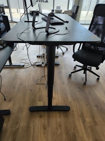 El-hæve/sænkebord IKEA, kontorstol, dock, DELL, skærm DELL 23"