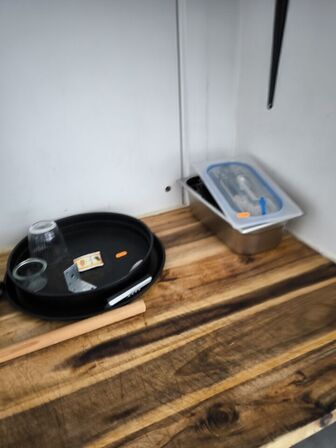 Hylder med indhold af køkkenredskaber