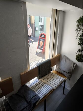 Bænke med puder og tæpper