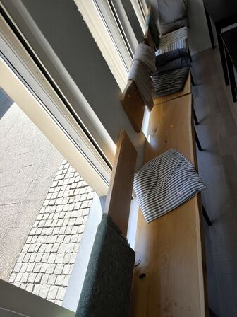 Bænke med puder og tæpper