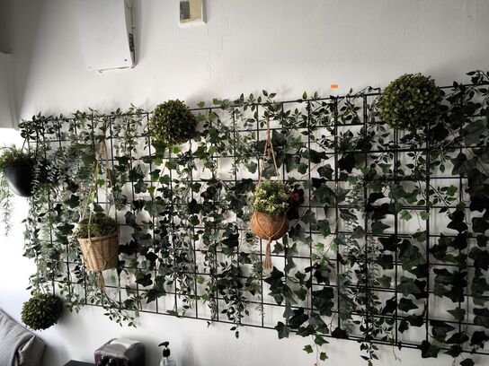 Væg med kunstige planter