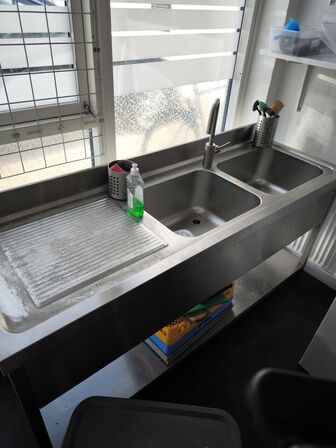 Stålbord med vask og armatur