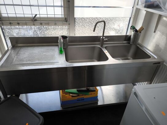 Stålbord med vask og armatur