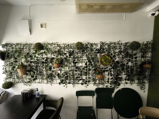 Væg med kunstige planter