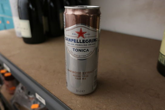 Div. dåser med tonic water SANPELLEGRINO