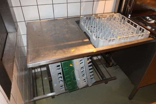 Rustfristålbord samt rustfristålhylder uden ind hold