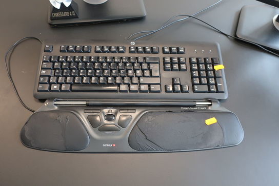 2 stk. computerskærme DELL U2412M med tastatur og rollermouse