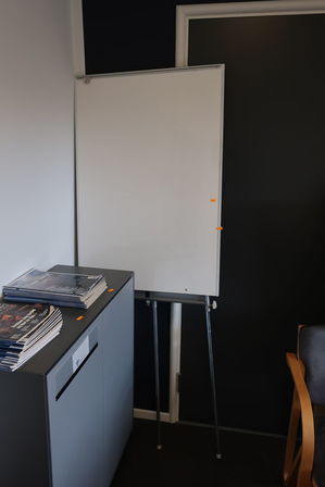 Skab, whiteboard på stativ