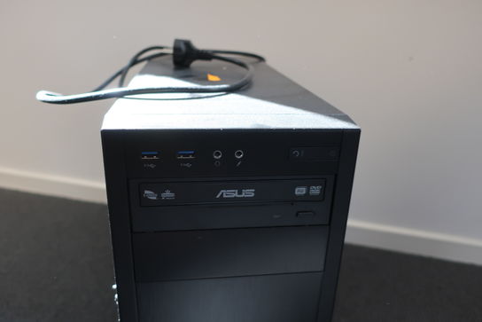 Computer ASUS (se billeder for indmad og specs)