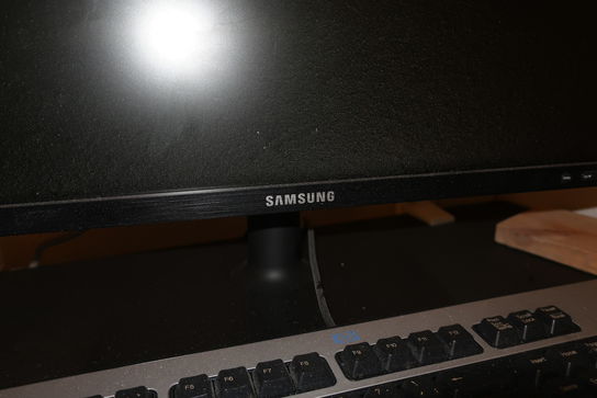 Computerskærm SAMSUNG, tastatur samt computer ASUS (se billeder for specs)